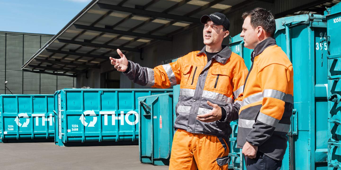 Mitarbeiter Recyclinghöfe vor Container