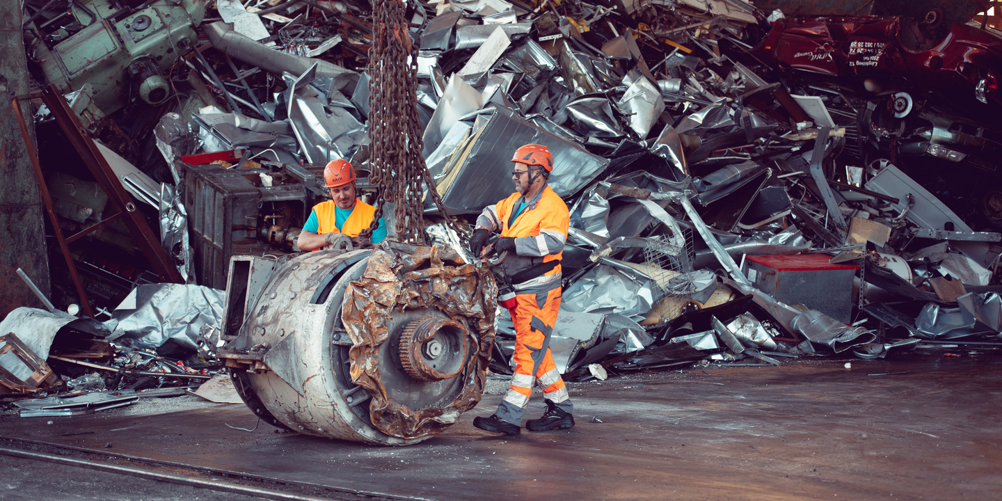 Miterbeiter Halle Material wird an Kran befestigt